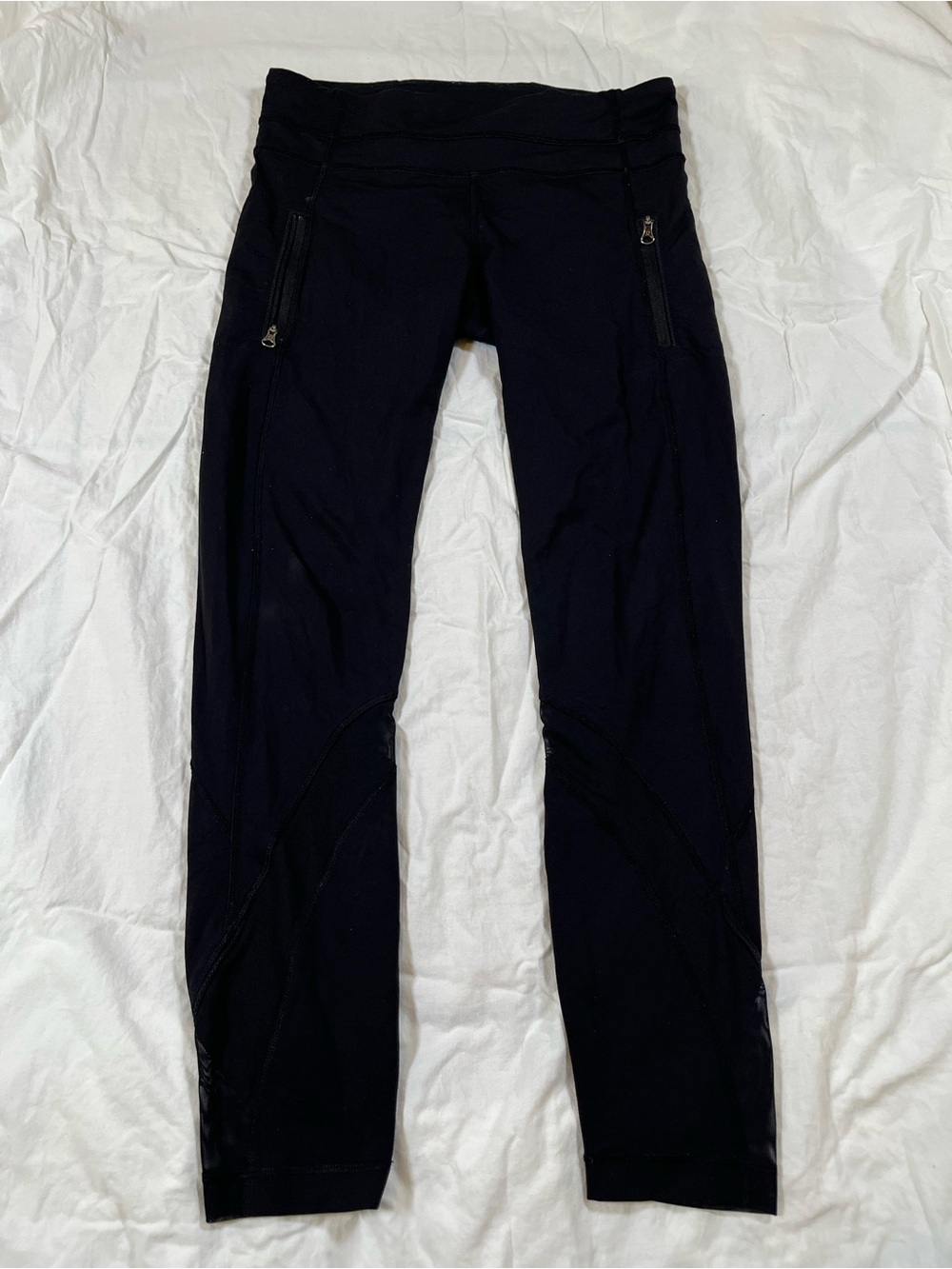 Lululemon black leggings with zip pockets mid rise‎ size 6 mesh